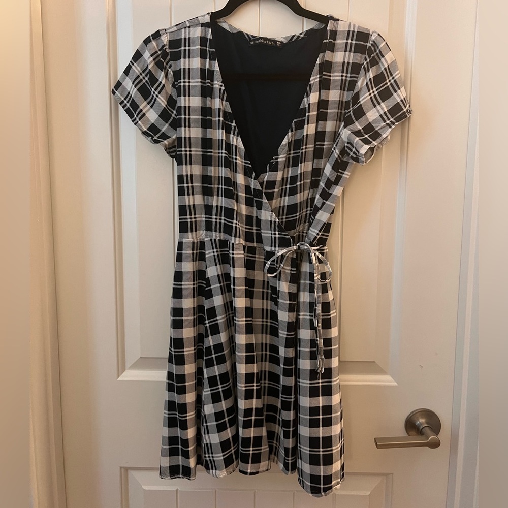 Abercrombie plaid wrap dress navy blue and white